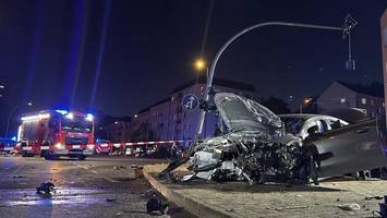 Horror-Crash auf der Frankfurter Allee: Autofahrer lebensgefährlich verletzt