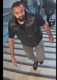 Jugendlicher am U-Bahnhof Alexanderplatz attackiert – Wer kennt diesen Mann?