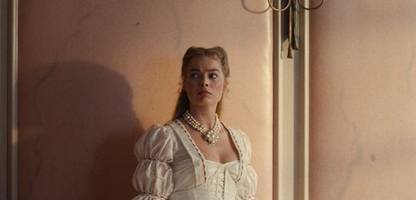 Margot Robbie: Regisseurin Emerald Fennell ärgert sich, dass sie Achselhaare der Schauspielerin nicht gezeigt hat
