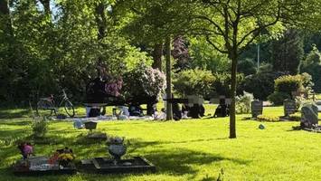 „Fußballspiel zwischen unseren Toten“: Eklat auf Norderstedter Friedhof