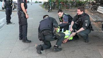 Mann zieht Messer an U‑Bahn-Station – Polizei fordert Spezialkräfte an