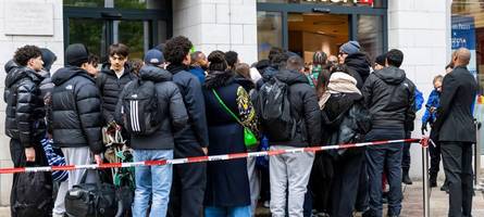 Schlange stehen für Uhren, Labubus, Döner-Croissants: Ok – oder die ultimative Demütigung?