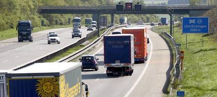 bergung mit kran: elf tonnen schwere maschine sorgt für vollsperrung auf der a8