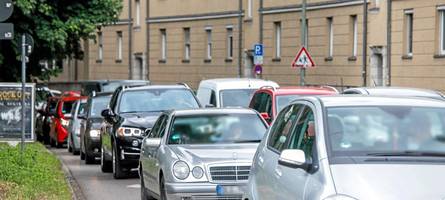 dauerstau im augsburger westen: so wirkt sich die baustelle an der rosenaustraße aus