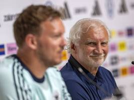dfb-team: onkel rudi beschützt seinen bundestrainer