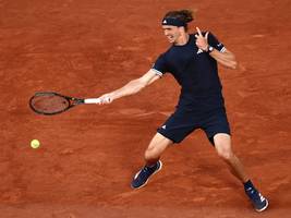 French Open: Zverev locker in Runde drei – Lys leidet