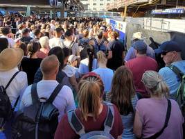 Chaotische Situation für Reisende in München: Gefährliches Gedränge am Hauptbahnhof:  Sicherheitskonzept der Bahn versagte