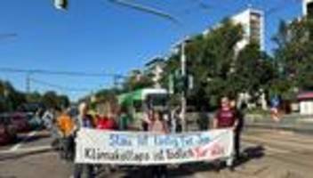 klimaschutz: straßenblockade für sichere rad- und fußwege in dresden