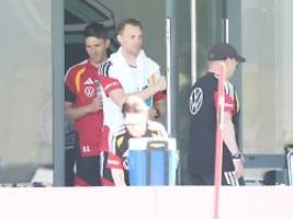 auf einmal manu vor dir: ehrfürchtige dfb-kollegen huldigen neuer und seiner aura