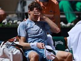 Hitze setzt Tennis-Star zu : Schwindel und Krämpfe: Sinner nach Paris-Drama sensationell raus