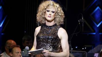 Besitz von Kinderpornografie? Anklage gegen Dragqueen Jurassica Parka erhoben