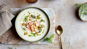 Feine Spargelcreme mit Stremellachs und Honig-Senf-Knusper