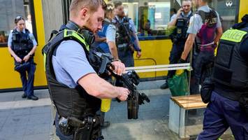 Polizei stoppt Frau mit Waffe am Alexanderplatz – Ermittlungen eingeleitet