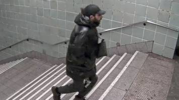 Diebe überfallen Behinderten: Polizei sucht diese beiden Männer