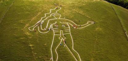 großbritannien: der riese von cerne abbas wird aufgehübscht