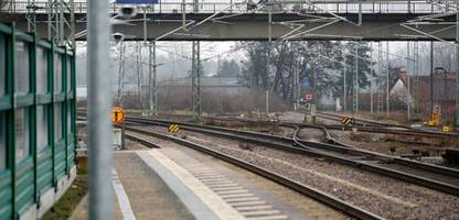 Zugbegleiter bei Ticketkontrolle tödlich verletzt – Verdächtiger wegen Mordes angeklagt