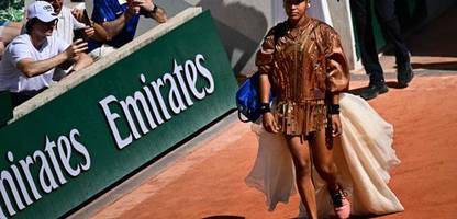 French Open 2026: Naomi Osaka läuft mit cremefarbener Schleppe auf