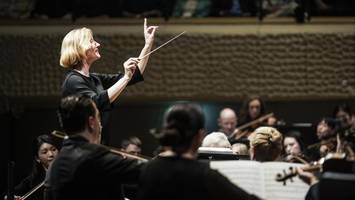 eine dirigentin in der elbphilharmonie, die immer klar macht, was sie nicht will