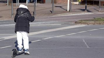 Neunjähriges Mädchen auf Schulweg angefahren und schwer verletzt – Fahrerflucht