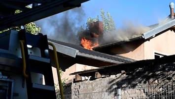 flammen schlagen aus abbruchhaus: zeugen sehen jugendliche mit kanister