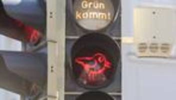 Besonderheit im Alltag: Spatz statt Punkt: Neues Ampel-Motiv in Gera