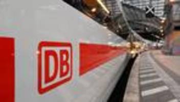 Sturmböen und Hagel möglich: Gewitterfront: Mehrere Fernzüge warten an Bahnhöfen