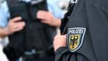 Vorfall in Regionalbahn: Flaschensammler soll Zugreisende mit Pistole bedroht haben