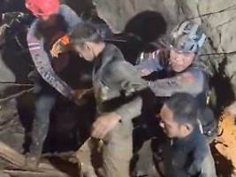Befreiung nach zehn Tagen: Einsatzkräfte retten ersten Goldsucher aus Höhle in Laos