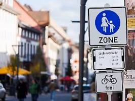 Urteil aus dem Verkehrsrecht: Kind in Fußgängerzone angefahren – warum der Opa mithaftet