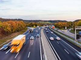 Windschutzscheibe zerstört: Lkw-Bremsbelag schlägt Sportwagenfahrer ins Gesicht