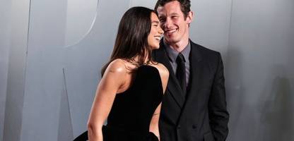 dua lipa und callum turner heiraten auf sizilien: grande amore