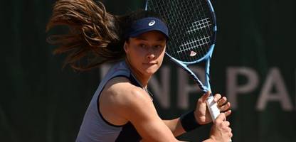 french open: tennisprofi zeynep sönmez stolpert bei french open über werbe-aufsteller und muss verletzt aufgeben