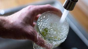 abnehmen mit wasser? mit diesen tipps von dr. riedl purzeln die kilos