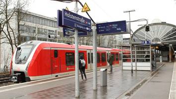 betrunkener steigt auf gleise und setzt sich auf abdeckung der stromschiene