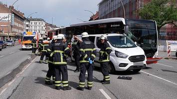 Bus prallt gegen Transporter – mehrere Verletzte bei Unfall an Hoheluftchaussee