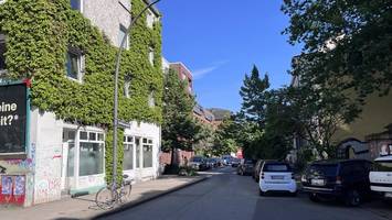 Junger Mann bedroht Ladenmitarbeiterin mit Messer und flüchtet mit Bargeld