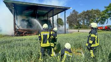 Mitten auf einem Feld: Großes Strohlager steht in Flammen