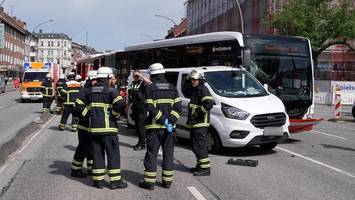 Bus prallt gegen Transporter – mehrere Verletzte bei Unfall an Hoheluftchaussee