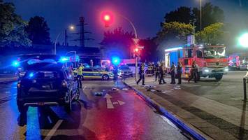 HVV-Bus kollidiert mit Fußgängern – Frau in Lebensgefahr, Mann schwer verletzt