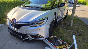 kurioser unfall im fischbeker heidbrook: renault zerstört tempoanzeige