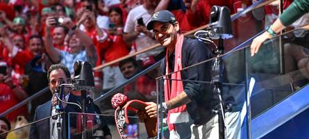 Hopp Schwiiz: Eishockey-Fan Federer schwingt die Kuhglocke