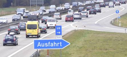 „da kommt auch die feuerwehr nicht mehr durch“: bürgermeister fordern durchfahrtsverbot bei stau auf der a7