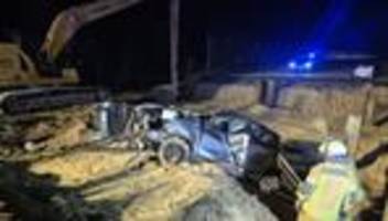Feuerwehr im Einsatz: Fahrer stürzt auf der Autobahn mit Wagen in Baugrube