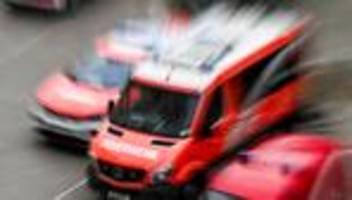 Komplett ausgebrannt: Zwei Verletzte bei Wohnungsbrand in Karl-Marx-Allee