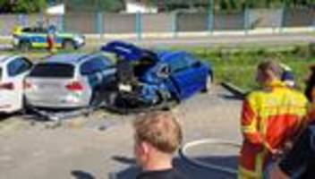 Tödlicher Unfall auf Parkplatz: Auto rast auf Supermarkt-Parkplatz – Passant stirbt