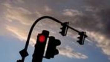Verkehr: Auffahrunfall an roter Ampel – Verursacherin betrunken