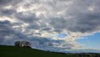 Wetter: Sonnenbrille und Regenschirm: Wechselhaftes Wochenende