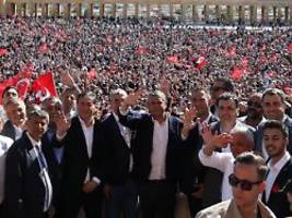 Tausende Özel-Anhänger in Ankara: Abgesetzter Oppositionschef macht Erdogan schwere Vorwürfe