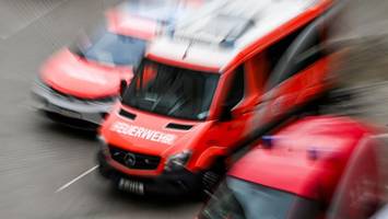 zwei verletzte bei wohnungsbrand in karl-marx-allee - „komplett ausgebrannt“