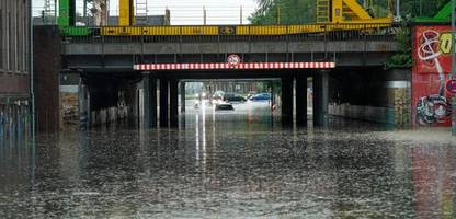 unwetter in nrw und niedersachsen: geflutete keller, defekte oberleitungen